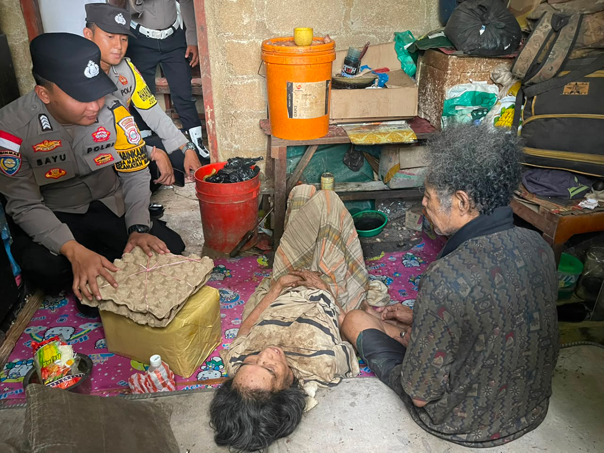 Sempat Viral, Polisi Salurkan Bantuan Sembako untuk Pasangan Lansia di Sungai Enam Bintan Timur.