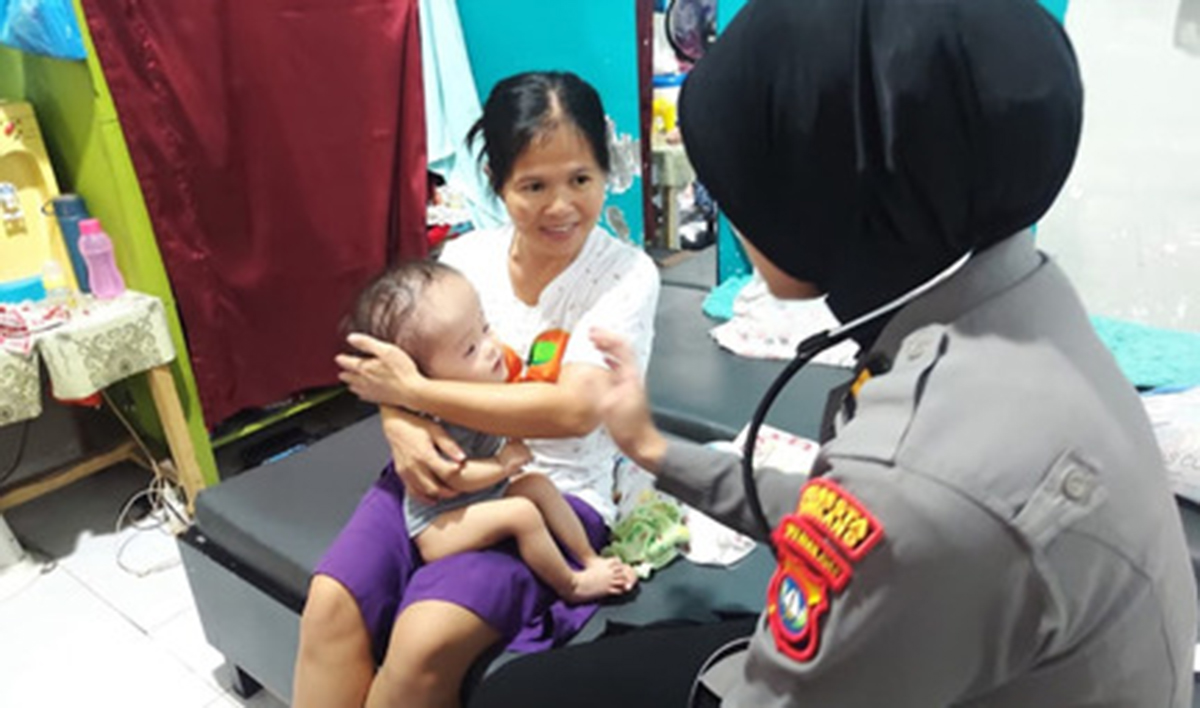 Sentuhan Humanis Sidokkes Polresta Barelang, Bayi Penderita Hidrosefalus Dapat Bantuan dan Layanan Kesehatan.