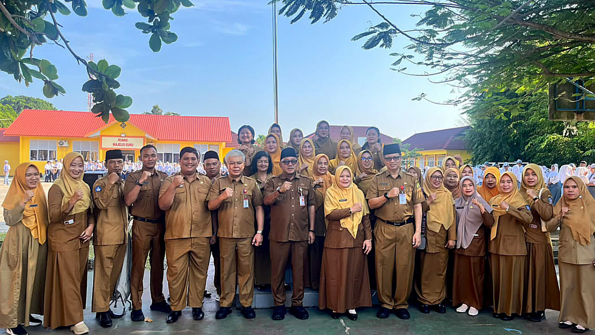 Tinjau MPLS Hari Pertama, Wali Kota Lis Apresiasi Gerakan Ayah Mengantar Anak.