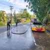 Pemotor Terjatuh Akibat Tumpahan Solar, Damkar dan Polisi Bersihkan Tumpahan Solar di Jalan Toapaya