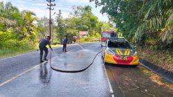 Pemotor Terjatuh Akibat Tumpahan Solar, Damkar dan Polisi Bersihkan Tumpahan Solar di Jalan Toapaya