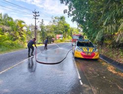 Pemotor Terjatuh Akibat Tumpahan Solar, Damkar dan Polisi Bersihkan Tumpahan Solar di Jalan Toapaya