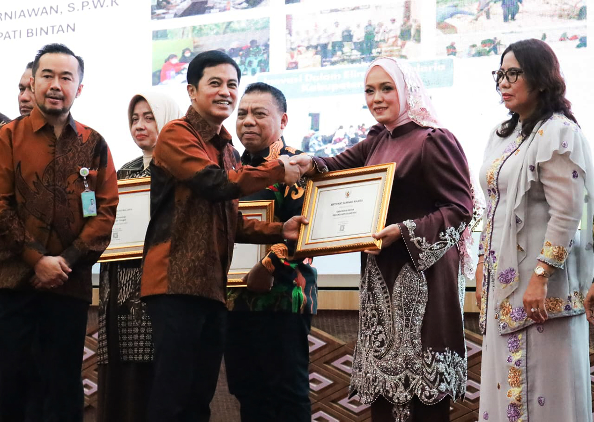 Wabup Bintan Deby Maryanti Terima Sertifikat Eliminasi Malaria dari Kementerian Kesehatan RI.