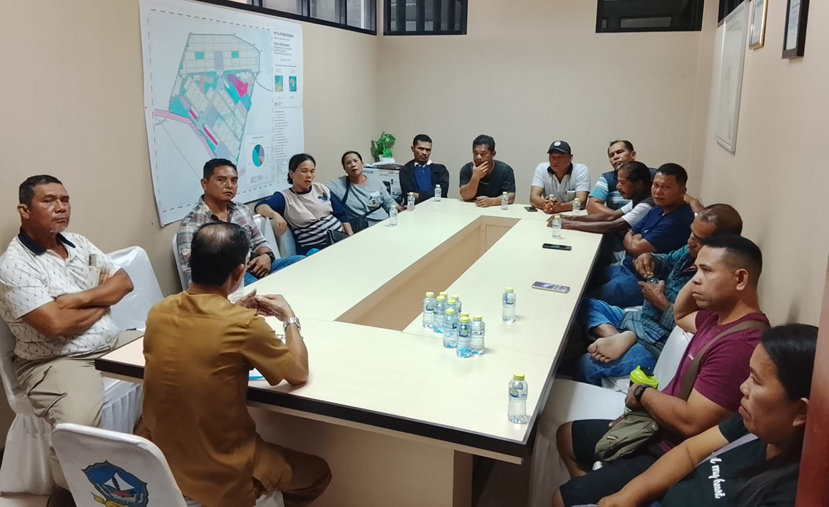 Warga Minta Keadilan atas Status Lahan Sengketa di Depan Kelurahan Sei Lekop.