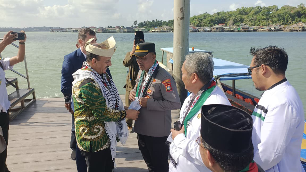 Kapolsek Tanjungpinang Kota, IPTU Freddy Simanjuntak Bersama Dubes Palestina untuk Indonesia, H.E. Mr. Abdalfatah A.K. Al-Sattari, di Dermaga Pulau Penyengat.