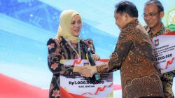 Wakil Bupati Bintan, Deby Maryanti saat menerima penghargaan dari Menteri Dalam Negeri (Mendagri) Tito Karnavian, dalam ajang Apresiasi Pemerintah Daerah Berprestasi Tahun 2026 Batch II Regional Sumatera yang digelar Kementerian Dalam Negeri (Kemendagri) di Kota Batam.