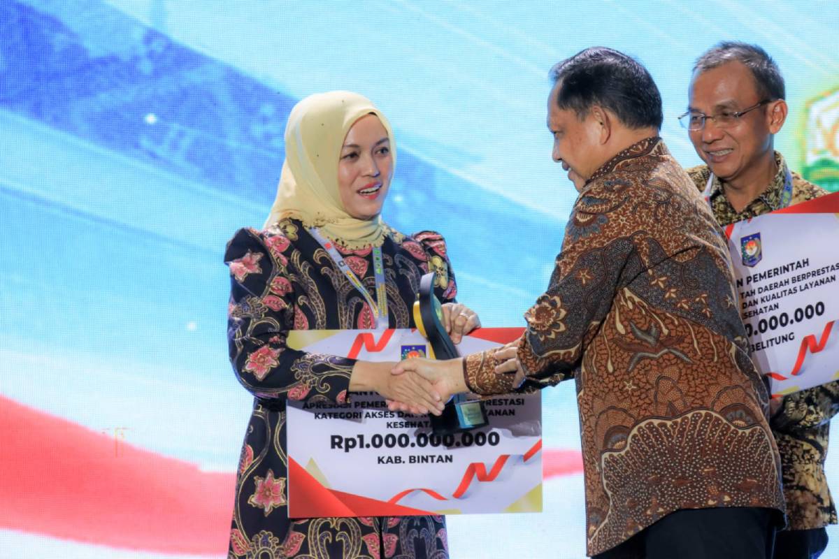 Wakil Bupati Bintan, Deby Maryanti saat menerima penghargaan dari Menteri Dalam Negeri (Mendagri) Tito Karnavian, dalam ajang Apresiasi Pemerintah Daerah Berprestasi Tahun 2026 Batch II Regional Sumatera yang digelar Kementerian Dalam Negeri (Kemendagri) di Kota Batam.