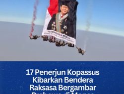 17 Penerjun Kopassus Kibarkan Bendera Raksasa Bergambar Prabowo di Monas
