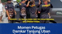 Momen Petugas Damkar Tanjung Uban Evakuasi Balita Usia 1 Tahun Terjebak Didalam Mobil