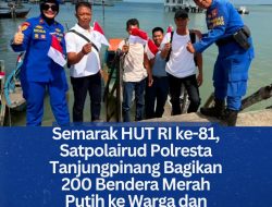 Semarak HUT RI ke-81, Satpolairud Polresta Tanjungpinang Bagikan 200 Bendera Merah Putih ke Warga dan Nelayan