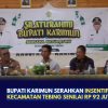 Bupati Karimun Serahkan Insentif RT/RW Kecamatan Tebing Senilai Rp 92 Juta