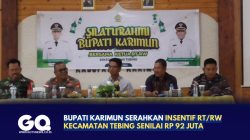 Bupati Karimun Serahkan Insentif RT/RW Kecamatan Tebing Senilai Rp 92 Juta