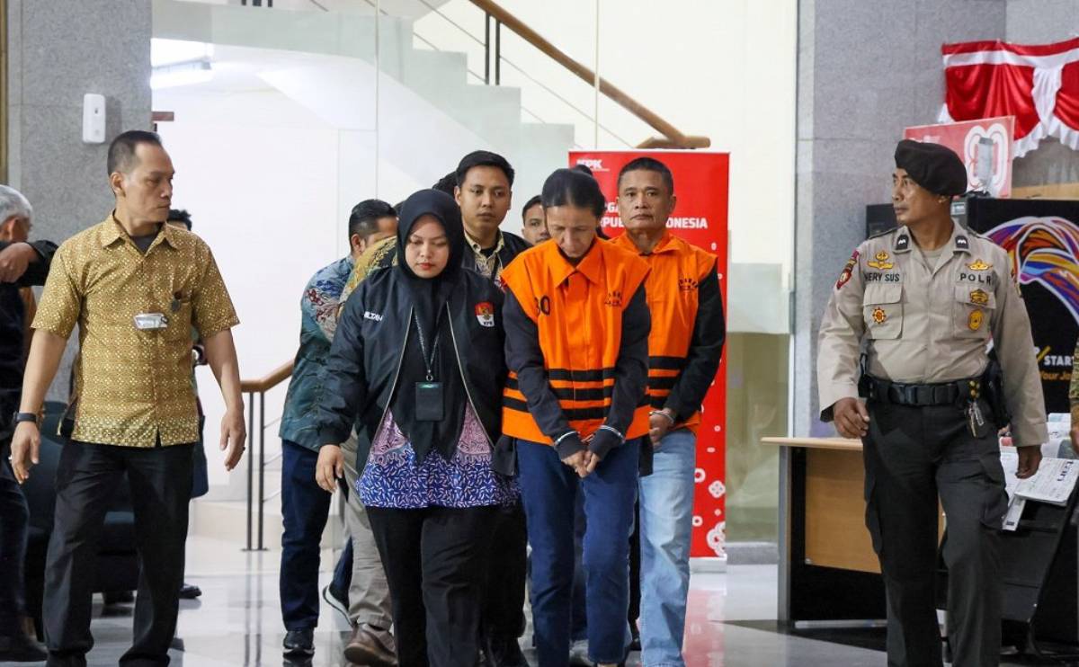 KPK Tahan 3 Tersangka dalam Perkara Dugaan Korupsi Pengadaan Digitalisasi SPBU Pertamina Tahun 2018-2023.