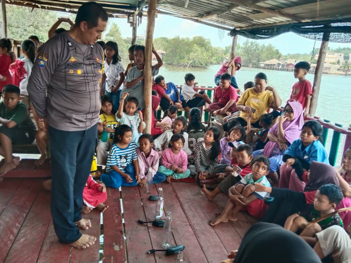 Meriahkan HUT RI ke 81, Bhabinkamtibmas Kelurahan Tanjung Unggat Gelar Lomba Permainan Rakyat.