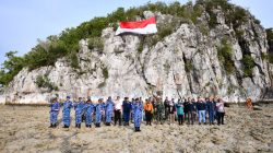 Meriahkan HUT ke-81 RI, Bendera Raksasa Dibentangkan di Pulau Sahi Natuna