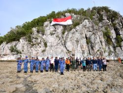 Meriahkan HUT ke-81 RI, Bendera Raksasa Dibentangkan di Pulau Sahi Natuna