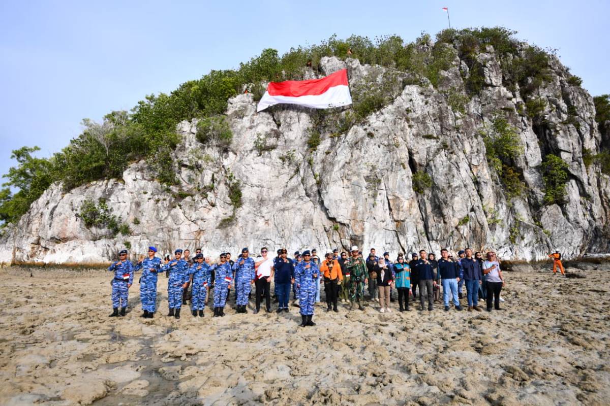 Meriahkan HUT ke-81 RI, Bendera Raksasa Dibentangkan di Pulau Sahi Natuna.