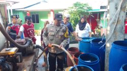 Musim Kemarau, Polsek Bukit Bestari Salurkan 5.000 Liter Air Bersih Kepada Warga Tanjung Unggat.