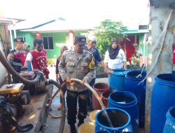 Musim Kemarau, Polsek Bukit Bestari Salurkan 5.000 Liter Air Bersih Kepada Warga Tanjung Unggat