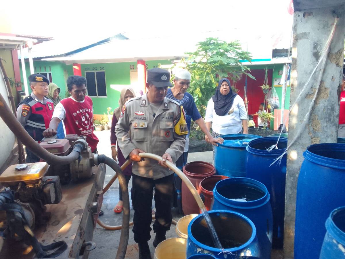 Musim Kemarau, Polsek Bukit Bestari Salurkan 5.000 Liter Air Bersih Kepada Warga Tanjung Unggat.