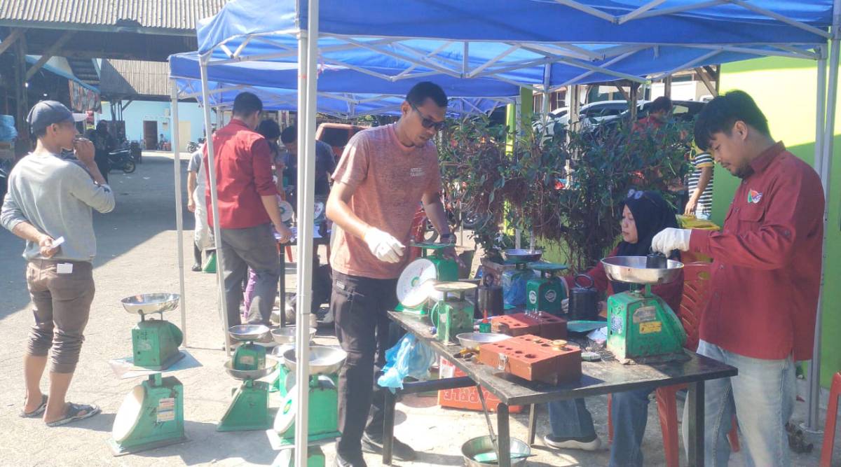 Pastikan Takaran Sesuai, Disdagin Tanjungpinang Tera Ulang Timbangan Pedagang di Bintan Center.