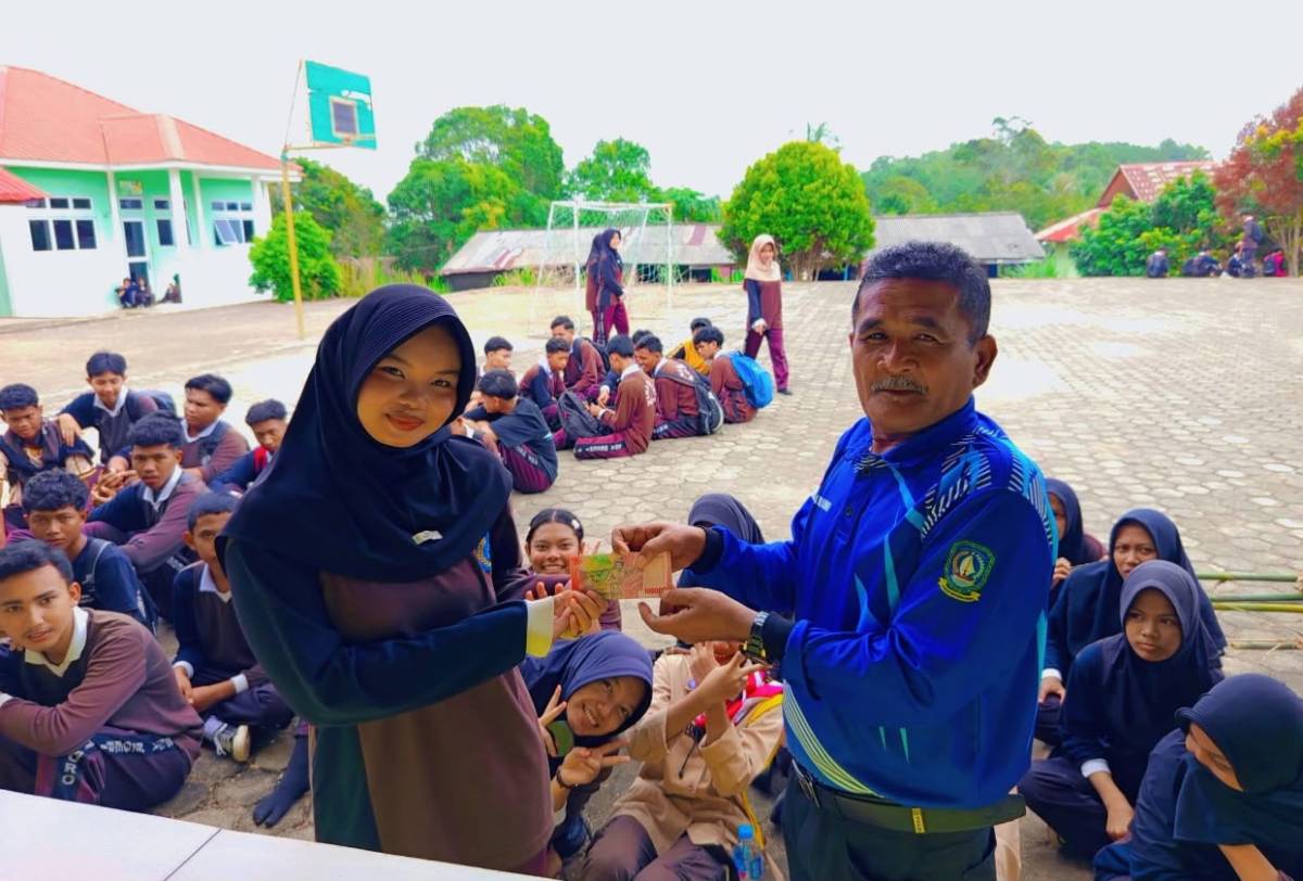 Pelajar Hinterland Terima Bantuan Ongkos Kapal, Rp30 Juta untuk Siswa SMAN 1 Moro.