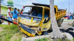 Polisi Unggap Penyebab Truk Muatan Aspal Tabrak Pagar Rumah dan Tiang Internet di Karimun