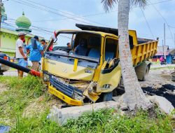 Polisi Unggap Penyebab Truk Muatan Aspal Tabrak Pagar Rumah dan Tiang Internet di Karimun