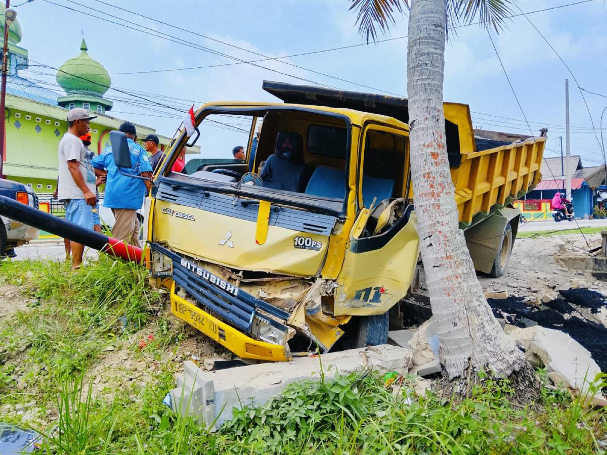 Polisi Unggap Penyebab Truk Muatan Aspal Tabrak Pagar Rumah dan Tiang Internet di Karimun.