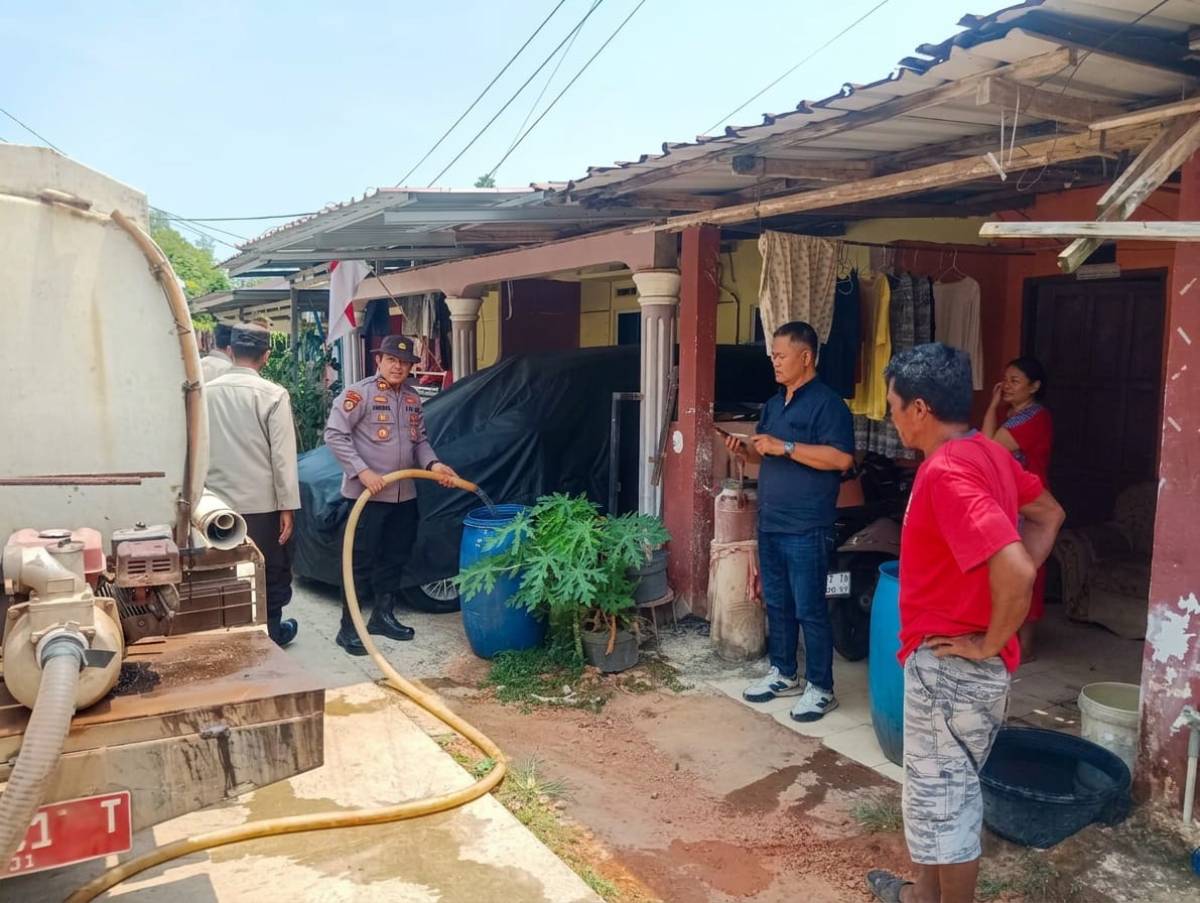 Polsek Bukit Bestari Salurkan 5 Ton Air Bersih Untuk Warga Dompak.
