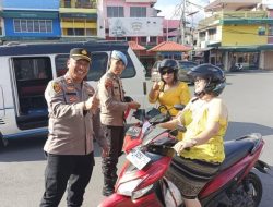 Polsek Tanjungpinang Kota Bagikan Ratusan Bendera Merah Putih Gratis, Ajak Warga Semarakkan Kemerdekaan RI ke-81