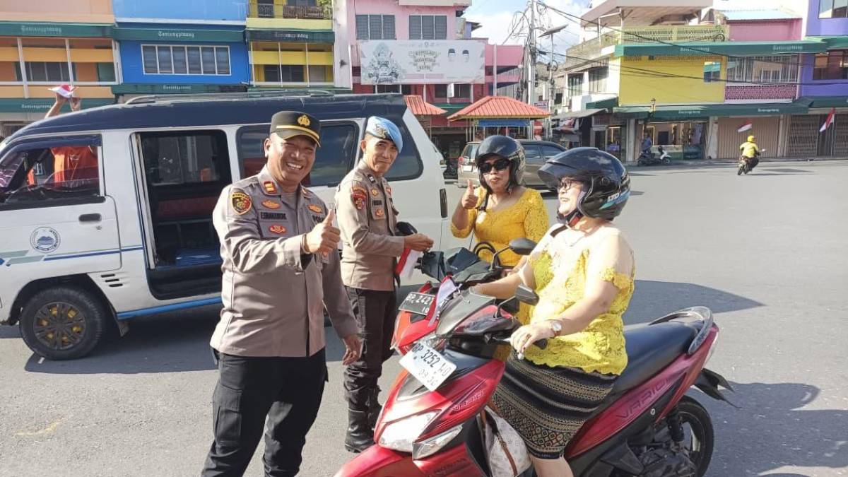 Polsek Tanjungpinang Kota Bagikan Ratusan Bendera Merah Putih Gratis, Ajak Warga Semarakkan Kemerdekaan RI ke-81.