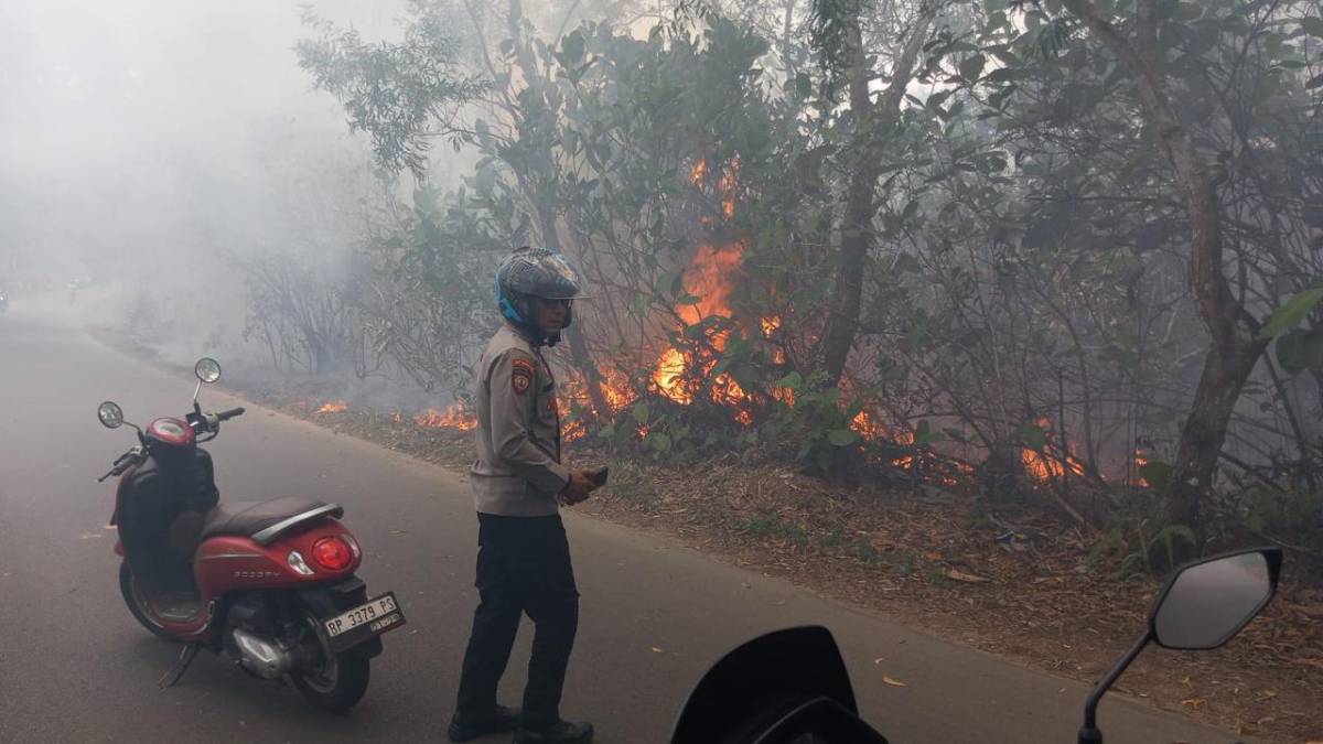 Polske Tanjungpinang Kota Bersama Damkar Berjibaku Padamkan Kebakaran Lahan di Kampung Bugis.