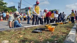 Sambut HUT ke-81 RI, BPJN Kepri Bersih-Bersih dan Cat Pembatas Jalan di Jalan Jalan Aisyah Sulaiman Tanjungpinang.