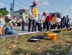 Sambut HUT ke-81 RI, BPJN Kepri Bersih-Bersih dan Cat Pembatas Jalan di Jalan Jalan Aisyah Sulaiman Tanjungpinang