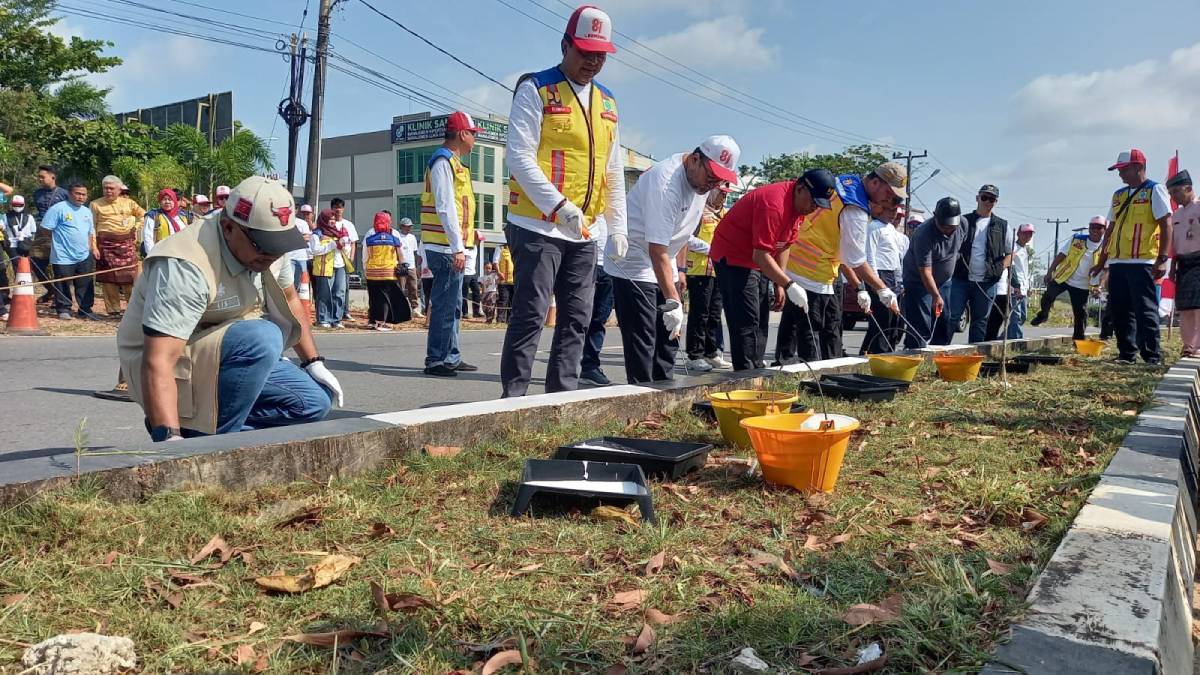 Sambut HUT ke-81 RI, BPJN Kepri Bersih-Bersih dan Cat Pembatas Jalan di Jalan Jalan Aisyah Sulaiman Tanjungpinang.