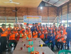Satpolairud Polres Karimun Bagikan Ratusan Life Jacket ke Nelayan