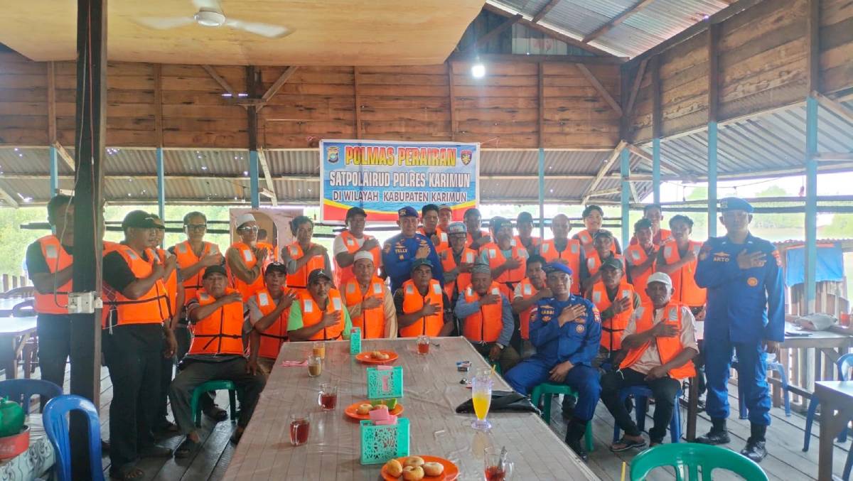Satpolairud Polres Karimun Bagikan Ratusan Life Jacket ke Nelayan.