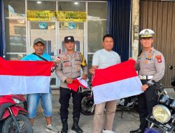 Semarak Kemerdekaan, Satlantas Polres Bintan Bersama Warga Bagikan 200 Bendera Merah Putih