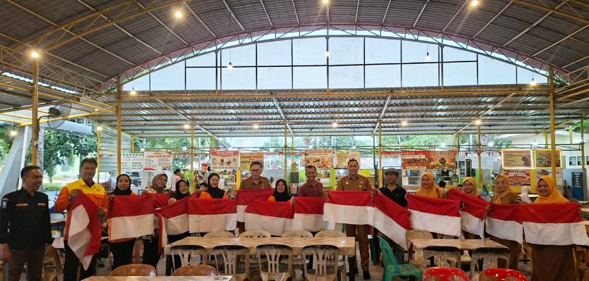 Semarakkan HUT ke-81 RI, Diskop UKM Kepri Bagikan 150 Bendera Merah Putih kepada Pelaku UMKM di Bintan.