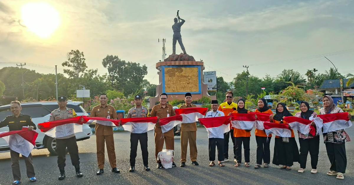 Semarakkan HUT ke-81 RI, Diskop UKM Kepri Bagikan 150 Bendera Merah Putih kepada Pelaku UMKM di Bintan.