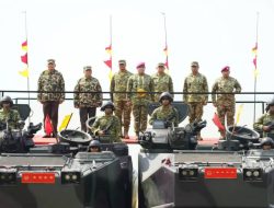 Wakil Panglima TNI Bersama Sejumlah Pejabat Negara Dianugerahi Warga Kehormatan dan Brevet Korps Marinir