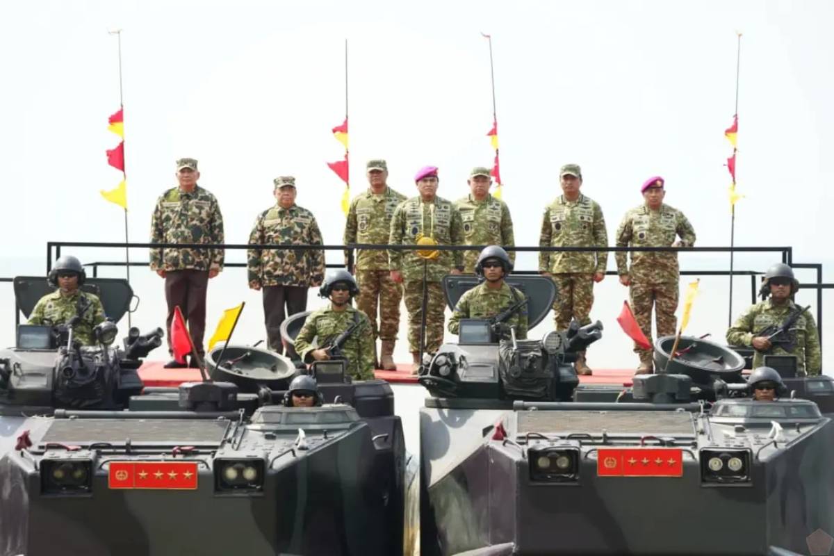 Wakil Panglima TNI Bersama Sejumlah Pejabat Negara Dianugerahi Warga Kehormatan dan Brevet Korps Marinir.