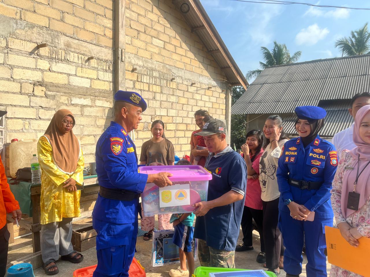 Satpolairud dan BPBD Tanjungpinang Salurkan Bansos Kepada Korban Pompong Terbalik.