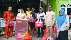 Anggota DPRD Fraksi PKS, Febri Turun Langsung Salurkan Bantuan untuk Korban Kebakaran.