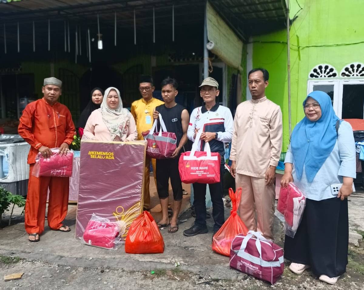 Anggota DPRD Fraksi PKS, Febri Turun Langsung Salurkan Bantuan untuk Korban Kebakaran.