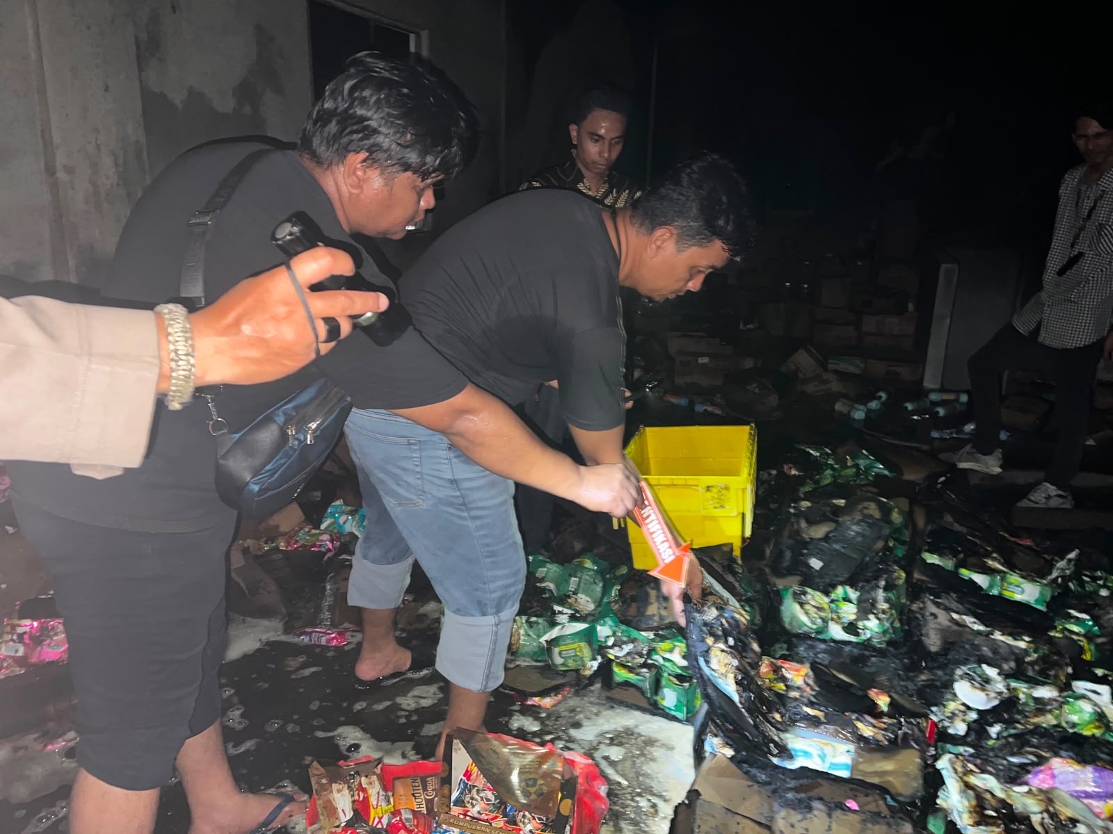 Polisi Sebut Kebakaran Alfamart Tanjung Uban Diduga Akibat Korsleting Listrik.