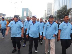 Gubernur Ansar Bersama Alumni UNRI dan PMRJ Meriahkan Fun Walk HUT ke-81 RI di Jakarta