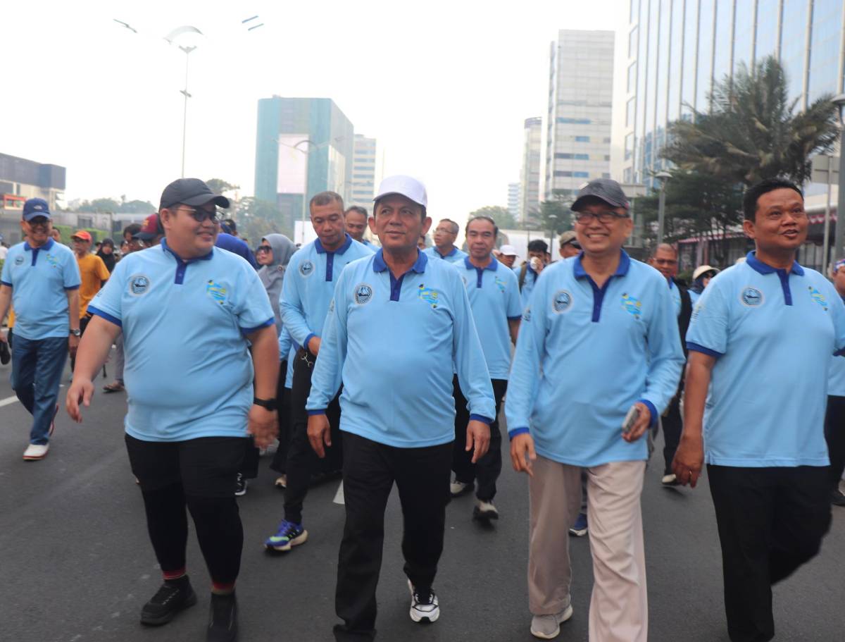 Gubernur Ansar Bersama Alumni UNRI dan PMRJ Meriahkan Fun Walk HUT ke-81 RI di Jakarta.