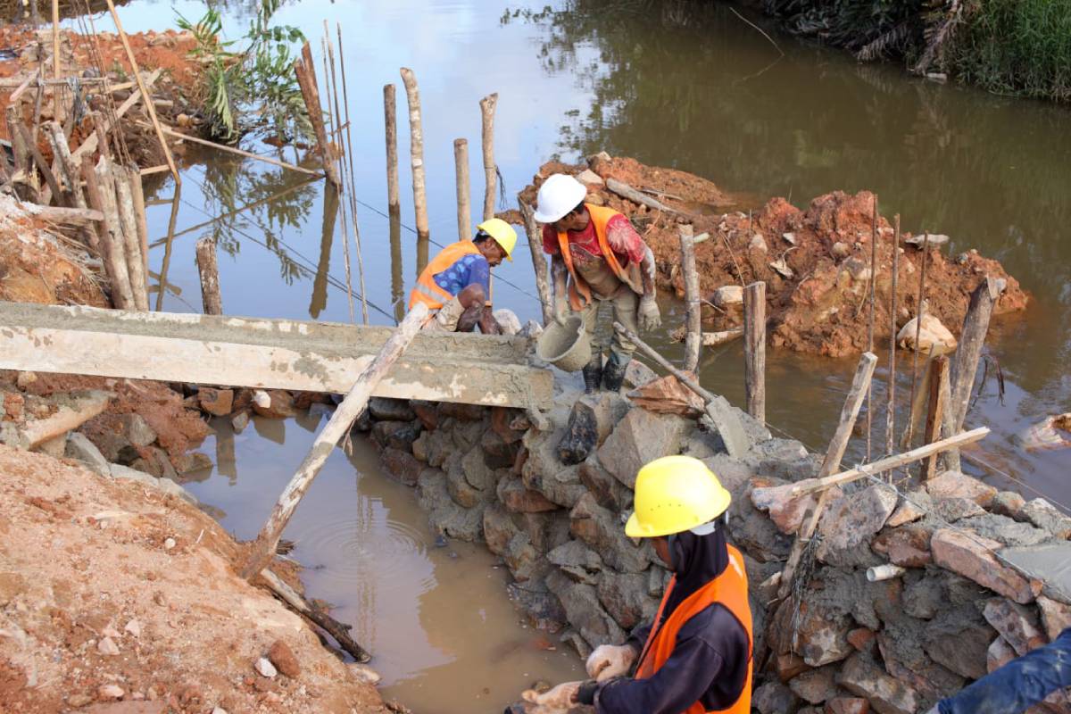 Pembangunan pagar pengaman antara di sempadan sungai dengan pemukiman warga di Kampung Kepodang II, Tanjungpinang Timur, Kota Tanjungpinang.